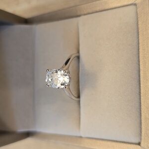 2.5 Carat S925 Moissanite Ring D Color and cut grade is excellent